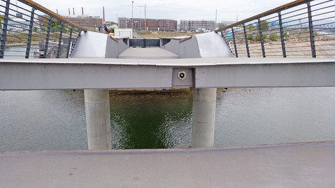 Blick von einer Brückenseite auf die geöffneten Brückenklappen